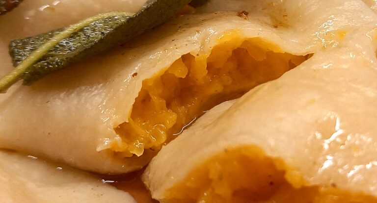 Jesienne pierogi z pieczoną dynią