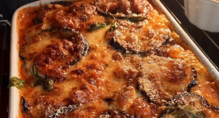 Parmigiana alla melanzane – pomidory, bakłażany, ser. Smak szczęścia. Smak Italii