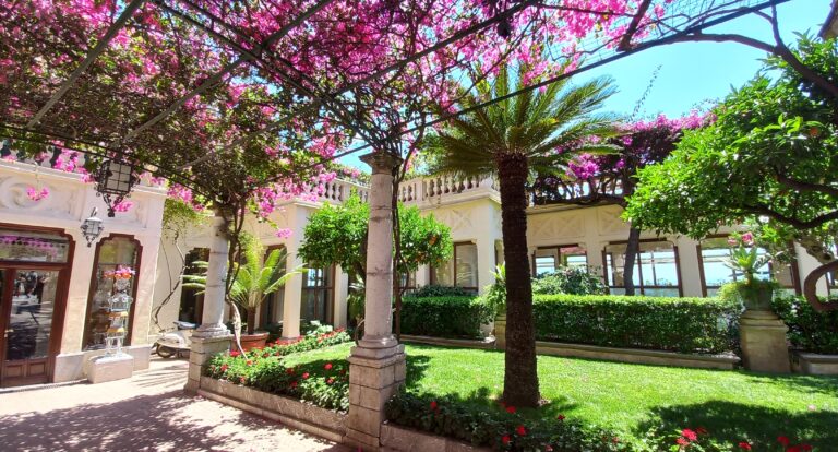 Ponad modrych mórz zwierciadłem błyszczy w górze – TAORMINA