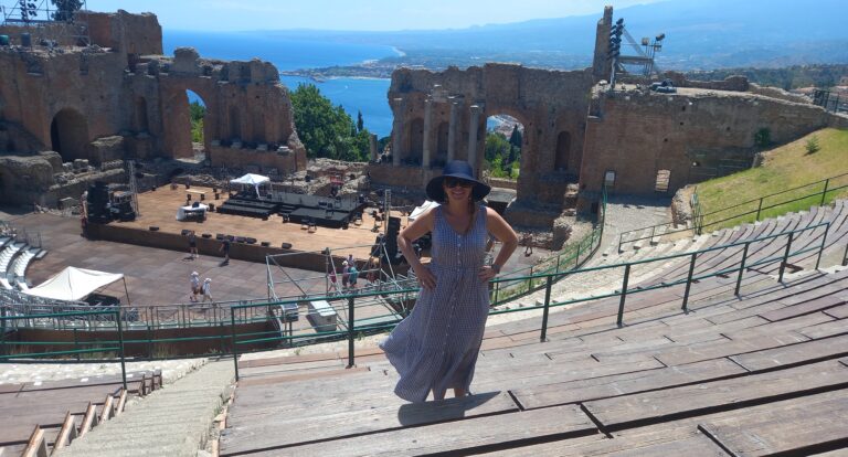 Ponad modrych mórz zwierciadłem błyszczy w górze – TAORMINA