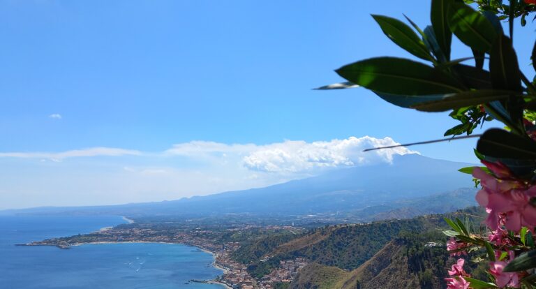 Ponad modrych mórz zwierciadłem błyszczy w górze – TAORMINA