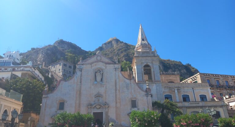 Ponad modrych mórz zwierciadłem błyszczy w górze – TAORMINA