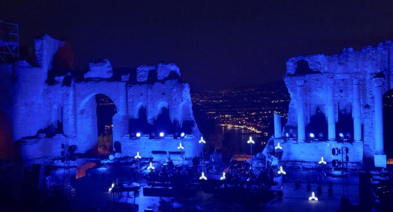 Ponad modrych mórz zwierciadłem błyszczy w górze – TAORMINA