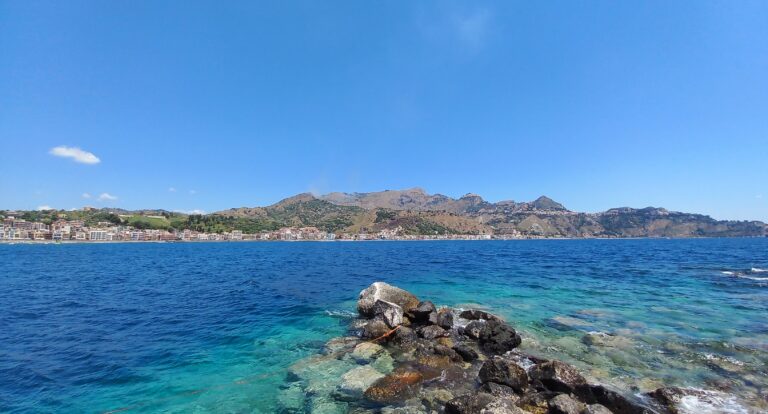 Ponad modrych mórz zwierciadłem błyszczy w górze – TAORMINA