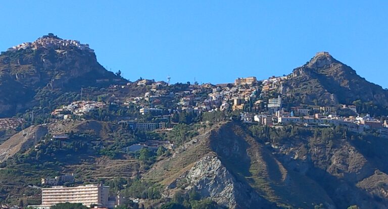 Ponad modrych mórz zwierciadłem błyszczy w górze – TAORMINA