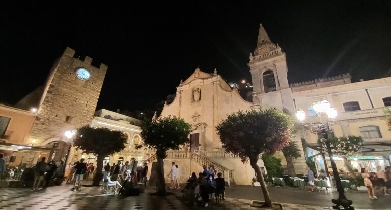 Ponad modrych mórz zwierciadłem błyszczy w górze – TAORMINA