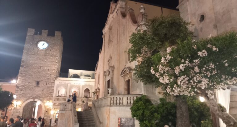 Ponad modrych mórz zwierciadłem błyszczy w górze – TAORMINA