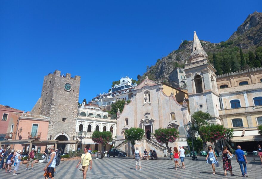 Ponad modrych mórz zwierciadłem błyszczy w górze – TAORMINA